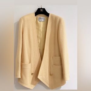 Vintage Chanel, beautiful buttercream blazer. Size 42